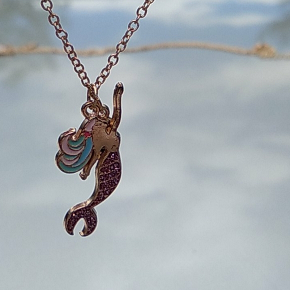 pair of BFF mermaid necklaces - Picture 8 of 8